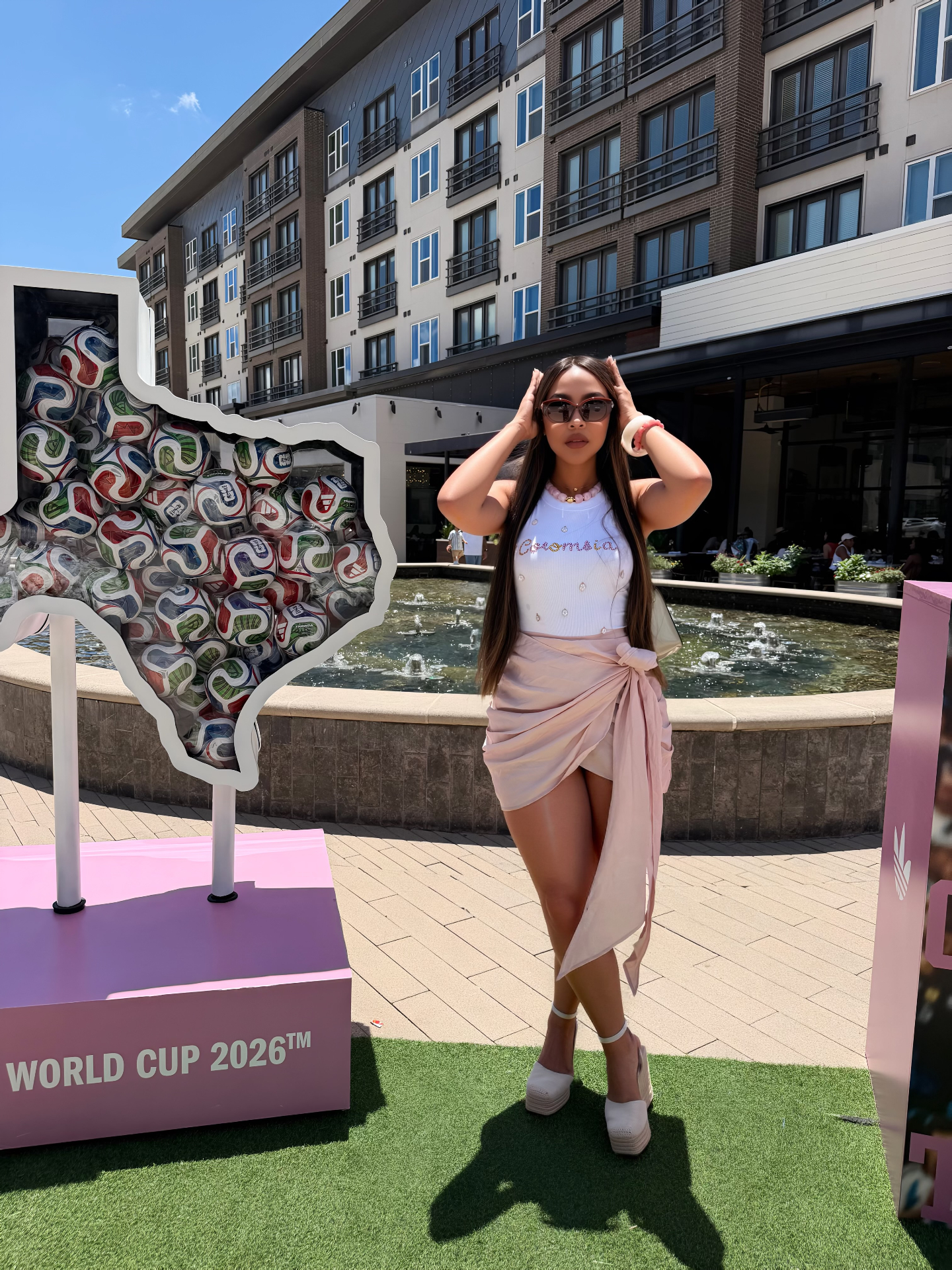 May Palomino frente a la fuente con outfit rosa Colombia World Cup 2026