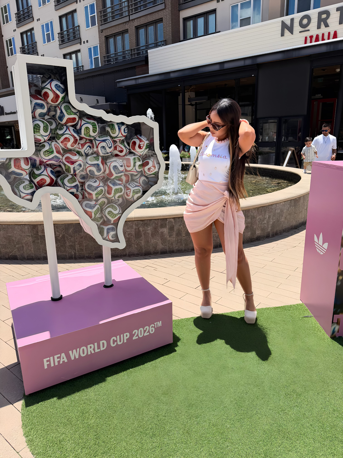 May Palomino en instalación FIFA World Cup 2026 con outfit rosa