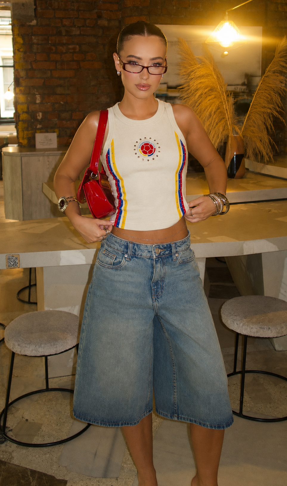 Top Colombia con bermudas de mezclilla